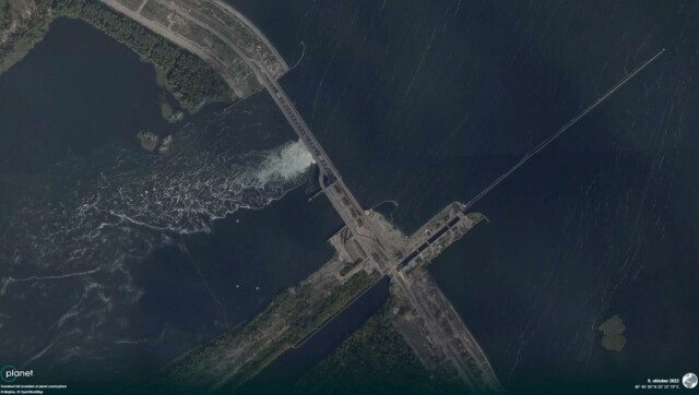 Et satellittbilde tatt av Planet Labs 9. oktober viser skyttergraver og militære stillinger på begge sider av Kakhovka-demningen. Foto: Planet Labs hovedbilde