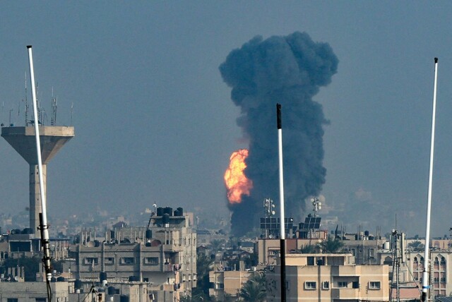 Røyk stiger opp over bygninger etter et israelsk angrep mot Rafah sør på Gazastripen 1. desember 2023. Foto: Said Khatib/ AFP hovedbilde