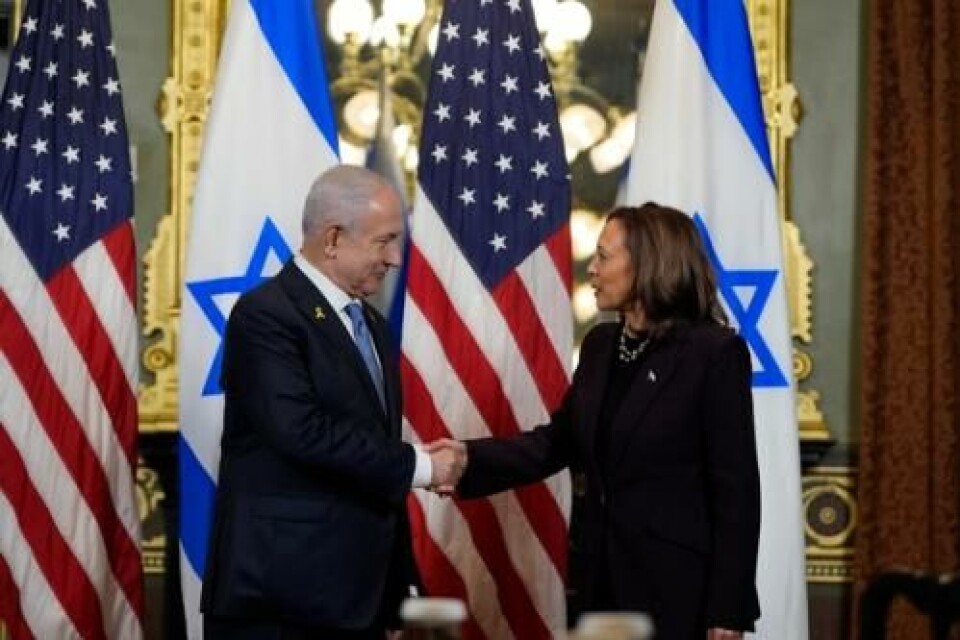 Israels statsminister Benjamin Netanyahu bar gul pin på kragen under besøket i Washington, her med USAs visepresident Kamala Harris. Foto: Julia Nikhinson/AP