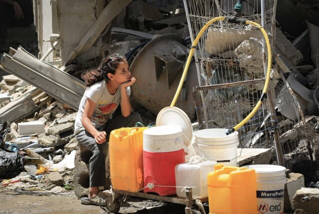 En palestinsk jente fyller vann i Khan Yunis, Gaza 24. mars 2024. Foto: Eyad BABA / AFP hovedbilde