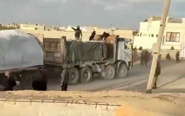 Denne videoen har blitt delt på sosiale medier med påstand om at den viser Hamas som kaprer lastebiler med nødhjelp. Andre hevder at den viser lastebiler som må kjøre fort for å unngå kapring. Faktisk Verifiserbar har verifisert at videoen er fra Rafah helt sør i Gaza, men det er ikke mulig å verifisere om den viser en kapring. Skjermdump, TikTok hovedbilde