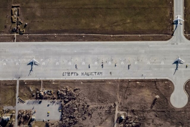 Satellittbildet 12. desember viser at mannskapene på Engels-flybasen formulerte beskjeden «Død over nazistene» på rullebanen samme dag som det ble iverksatt GPS-jamming. Foto: Planet Labs/Faktisk Verifiserbar hovedbilde