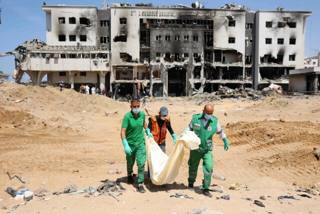 8. april begynte arbeidet med å grave opp og identifisere lik, og gravlegge uidentifiserte lik i midlertidige graver. Foto: AFP hovedbilde