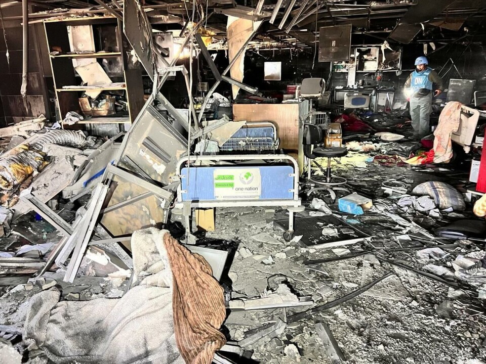 Akuttmottaket og fødsels- og kirurgiavdelingene har omfattende skader fra eksplosiver og branner, ifølge WHO, som sammen med FN omsider lyktes i å få et team frem til sykehuset 6. april. Foto: WHO