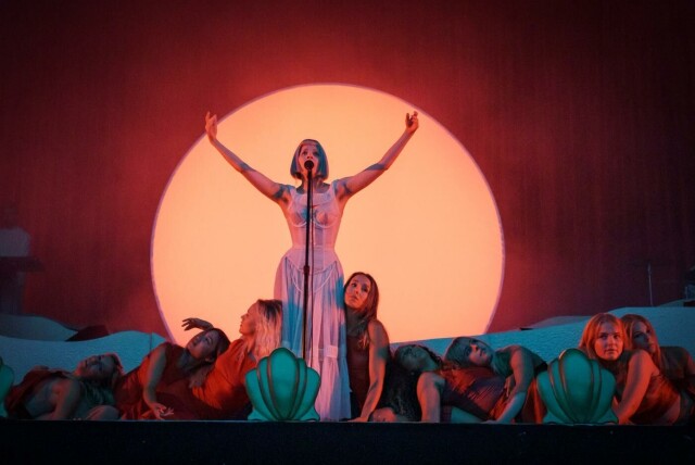 Artisten Aurora er en av mange som har signert et åpent brev for å stoppe oljeboring utenfor Shetland. Bildet ble tatt da Aurora avsluttet Øyafestivalen i 2022. Foto: Heiko Junge / NTB hovedbilde