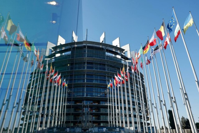 6.-9. juni er det valg i EUs 27 medlemsstater. Etterpå tar 720 nye representanter plass i EU-parlamentet i Strasbourg. Foto: NTB/AP Photo/Jean-Francois Badias hovedbilde