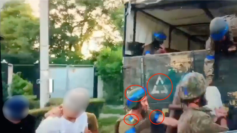I videoen ser vi soldater med blå teip rundt armer og hjelmer, og ett ukrainsk flagg på en av uniformene. Kjøretøyet har også en hvit trekant på seg som er et symbol ukrainske soldater bruker. Skjermdump: X