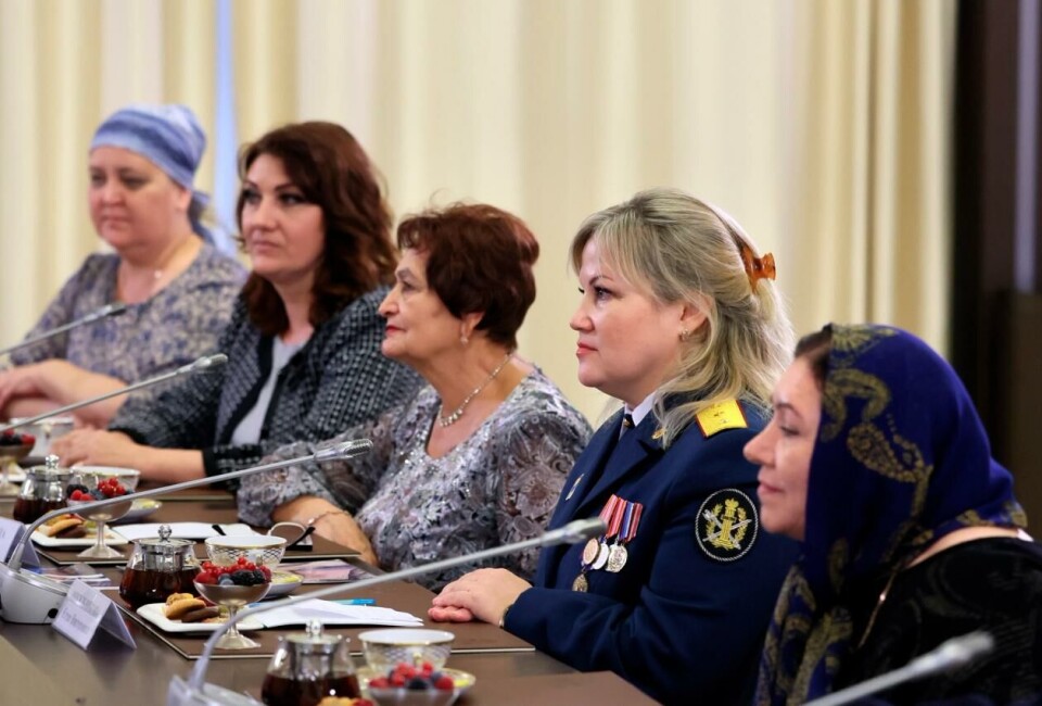 Soldatmødre har spilt en viktig rolle politisk. Her inviterte president Vladimir Putin til møte med representanter for soldatmødre i forkant av morsdagen i november 2022. Avbildet er (f.v.) Suna Nabieva fra Kaspiysk, Dagestan, Elena Nikulnikova fra Lipki, Tula-regionen, Nina Pshenichkina fra Kirovsk, Luhansk, Lyubov Rubanik fra St. Petersburg og Irina Sumynina fra Krasnodar. Foto: Mikhail Metzel via AP / NTB