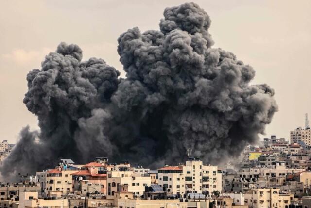 En røyksky stiger opp på himmelen i Gaza under et israelsk luftangrep mandag, etter at Hamas angrep Israel lørdag morgen. Foto: Mahmud Hams / AFP hovedbilde