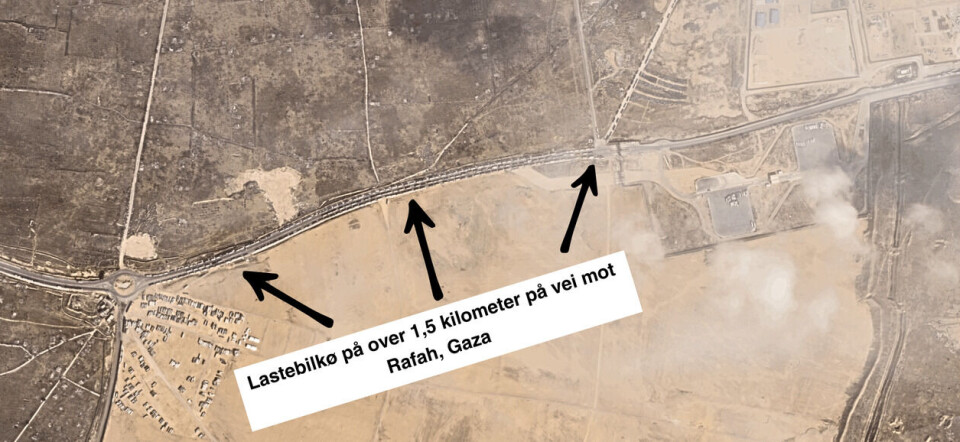 Dette satellittbildet er fra 9. mars og viser en kø på over 1,5 kilometer i Egypt. Målingen er gjort i Google Earth. Foto: Planet Labs PBC