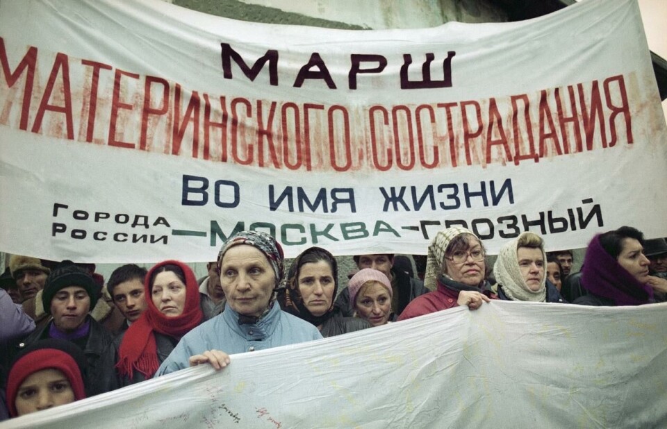 Russiske mødre til soldater har også i tidligere kriger mobilisert seg og protestert. Bildet er tatt i mars 1995 i Ingusjetia, den russiske republikken som grenser til blant annet Tsjetsjenia. På dette tidspunktet var Tsjetsjenia uavhengig og i krig med Russland. Foto: Shach Aivazov / AP / NTB