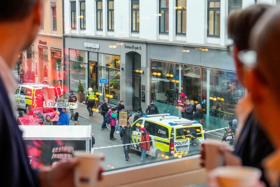 Politiet måtte fjerne klimaaktivister som demonstrerte utenfor Equinors høstkonferanse på Det Norske Teatret i Oslo november 2022. Aktivistene hadde skrevet «Stop Rosebank» på store bannere. Foto: Beate Oma Dahle / NTB