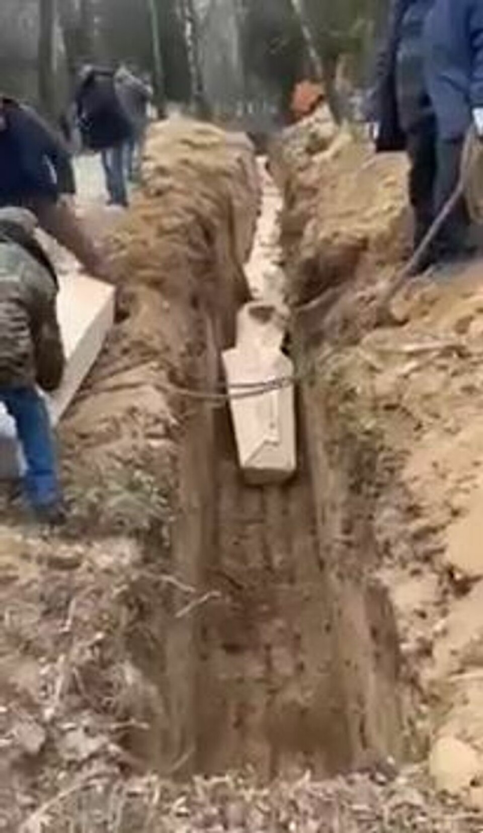 De første bildene av massegraver kom i mars. Her blir provisoriske trekister begravet i Tsjernihiv.