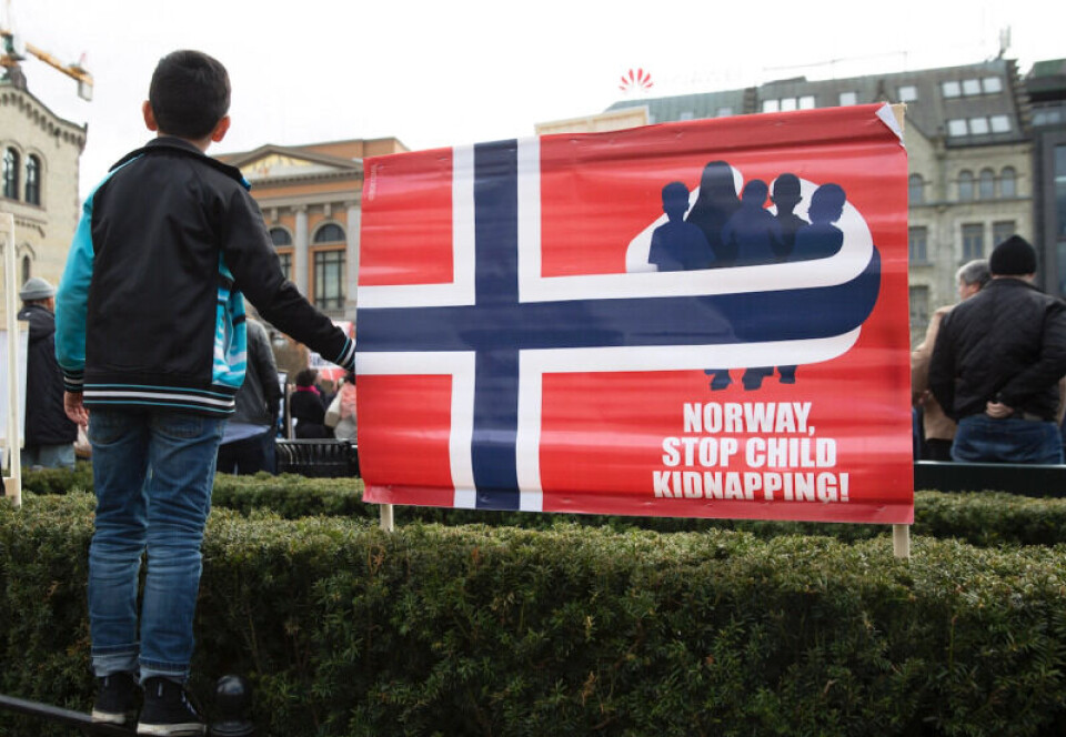 Bildet er fra en demonstrasjon mot barnevernet foran Stortinget i Oslo i april 2016. Foto: Ole Berg-Rusten / NTB