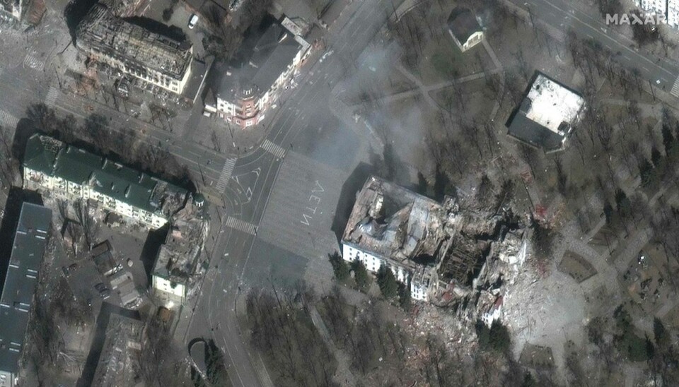 Flere hundre sivile skal ha søkt tilflukt i teateret i Mariupol, ifølge blant annet Amnesty International. Dette satellittbildet som Maxar Technologies offentliggjorde 29. mars, viser at ordet «BARN» var skrevet på russisk i store, hvite bokstaver på utsiden av bygningen. Foto: AFP/NTB