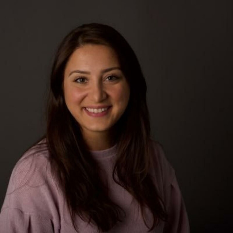 Becky Vindheim, leder for norsk media og påvirkningsarbeid i Flyktninghjelpen, sier at før 7. oktober kom det omtrent 500 lastebiler med humanitær hjelp inn i Gaza. Nå er det langt mindre. Foto: Flyktninghjelpen