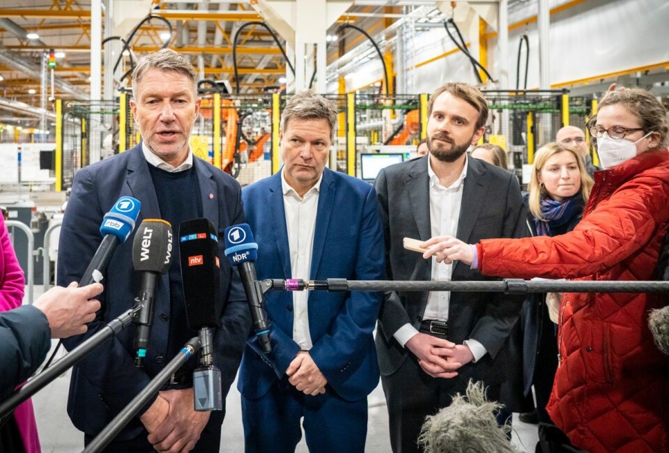 Olje- og energiminister Terje Aasland, viserikskansler Robert Habeck og næringsminister Jan Christian Vestre på besøk på elektrolysørfabrikken på Herøya. Olje- og energiministeren skrøt av Statkraft sine planer om å satse på produksjon av grønt hydrogen. Foto: Ole Berg Rusten / NTB