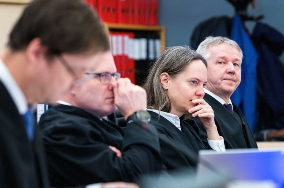 Her ser vi Guro Glærum Kleppe i Spesialenheten under prosedyre i ankesaken mot Eirik Jensen og Gjermund Cappelen i Borgarting lagmannsrett. Fra venstre er forsvarer John Christian Elden, aktor Lars Erik Alfheim. Helt til høyre sitter Jan Egil Presthus, tidligere leder for Spesialenheten. Foto: Gorm Kallestad / NTB