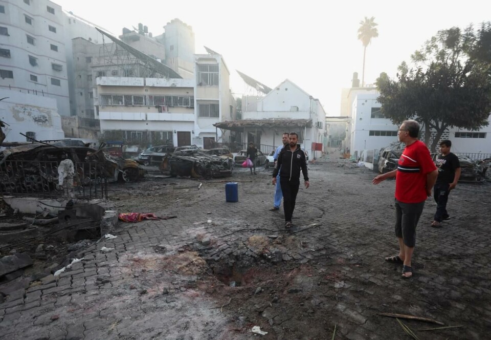 Bildet skal vise et mulig krater ved sykehusets parkeringsplass der eksplosjonen skjedde den 17. oktober. Bildet er tatt dagen etter, den 18. oktober. FOTO: REUTERS/Mohammed Al-Masri