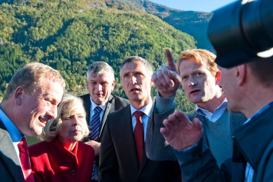 Direktør i Statnett, Håkon Borgen, husker godt da det grønne skiftet så vidt begynte å komme til Europa. Her fra 2010, da han viste daværende statsminister Jens Stoltenberg (Ap) hvor «monstermastene» over Hardanger skulle gå. Foto: Marit Hommedal / NTB.