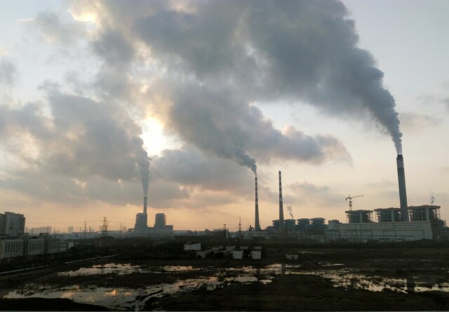 Kina er på verdenstoppen når det gjelder utslipp av CO₂. Det bidrar blant annet kullkraftverket Jiangsu Nantong i Jiangsu-provinsen til. Foto: Kristoferb / CC-lisens. hovedbilde