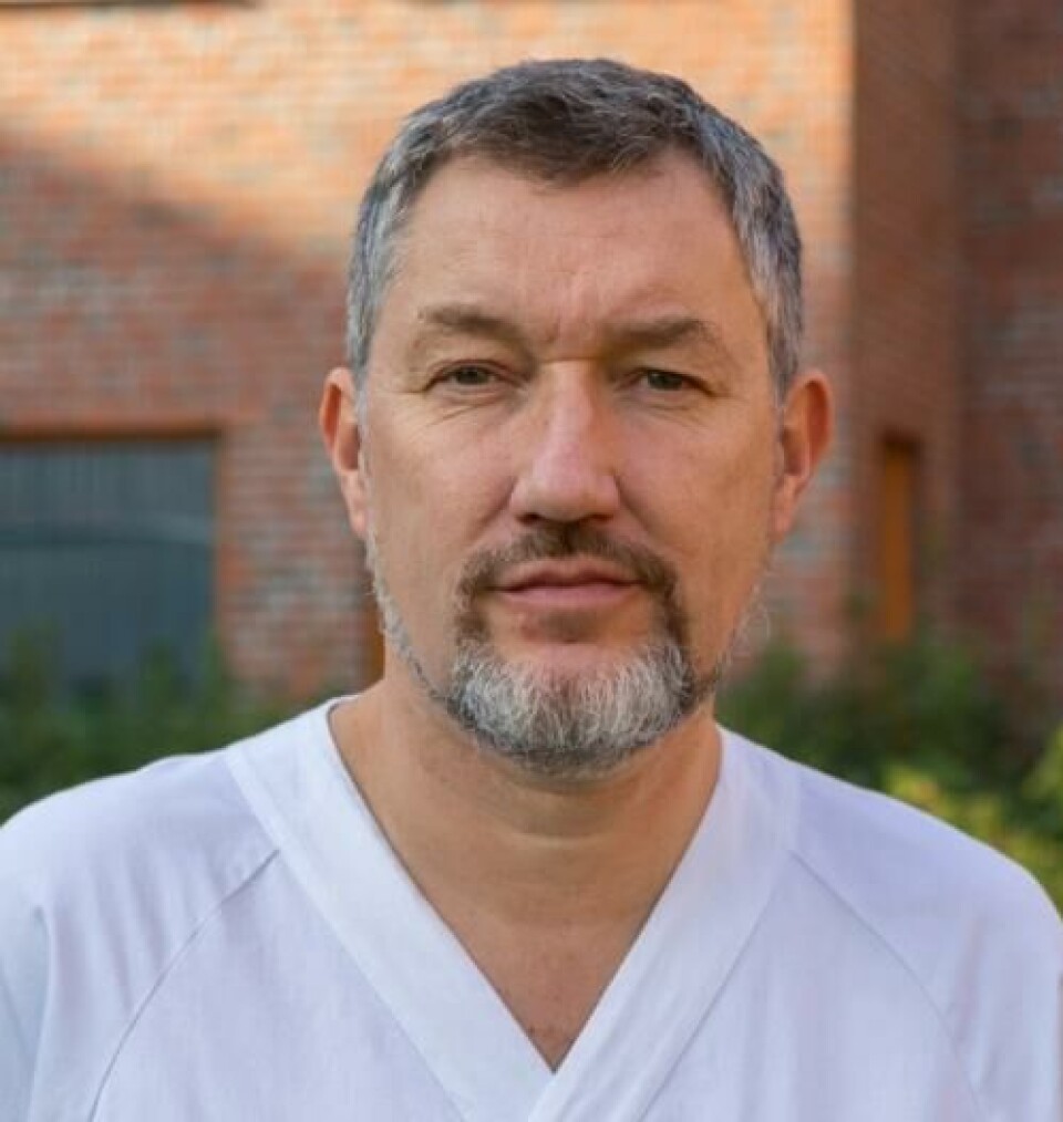 Gunnar Skov Simonsen er leder for Norsk overvåkingssystem for antibiotikaresistens hos mikrober i Norge. Han sier det skal veldig mye til for å få MRSA via mat. Foto: Norges Arktiske Universitet