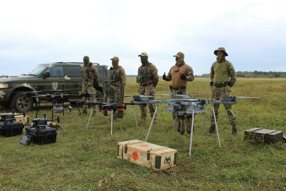 Spesialsoldater fra det ukrainske forsvaret poserer med droner der de har festet M72, bombekastergranater og det som ser ut til å være en bombe. En norsk droneekspert sier riggene gir inntrykk av å være en kreativ improvisasjon i felt.