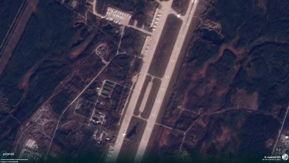 Satellittbildet fra 29. september viser to Tu-160 som har ankommet Olenja-flybasen etter et tokt. Foto: Planet Labs