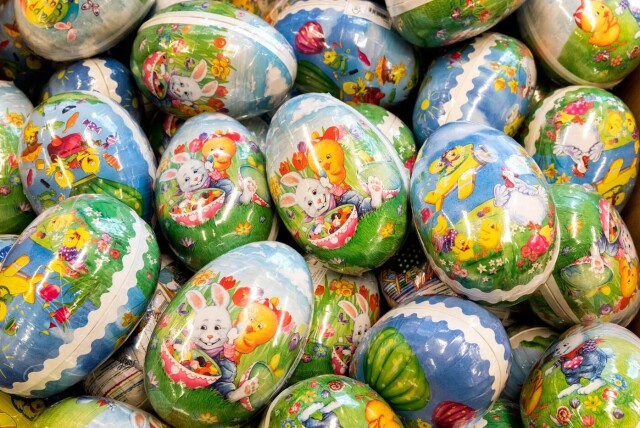 Det er slike påskeegg som kalles «bildeegg» på skilt i noen svenske ICA-butikker. Ifølge ICA brukes betegnelsen «bildeegg» for å skille dem fra andre typer påskeegg som «glassegg» og «tinnegg». Foto: Gorm Kallestad / NTB. hovedbilde