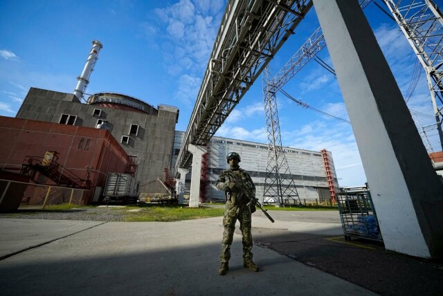 En russisk soldat passer på atomkraftverket i Zaporizjzja 1. mai 2022. Nå kommer det nesten daglig meldinger om angrep på kraftverket. Foto: AP Photo / NTB. hovedbilde
