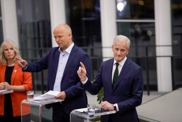 Kirsti Bergstø (SV), Trygve Slagsvold Vedum (Sp) og Jonas Gahr Støre (Ap) under partilederdebatten til TV 2 på Deichman i Bjørvika. Foto: Emilie Holtet / NTB hovedbilde