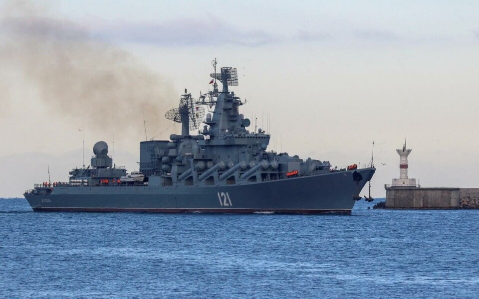 Originalbildet ble tatt da Moskva var på vei inn i havnen i Sevastopol på Krim-halvøya 16. november 2021. Foto: Alexey Pavlishak / Reuters.