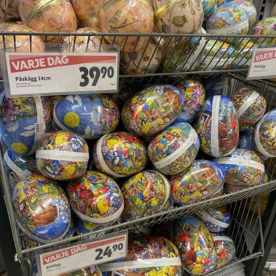 ICA Supermarket Sävar bruker både «påskeegg» og «bildeegg» på skiltene sine, viser et bilde som butikken har lagt ut på Facebook. Foto: ICA Supermarket Sävar / Facebook.