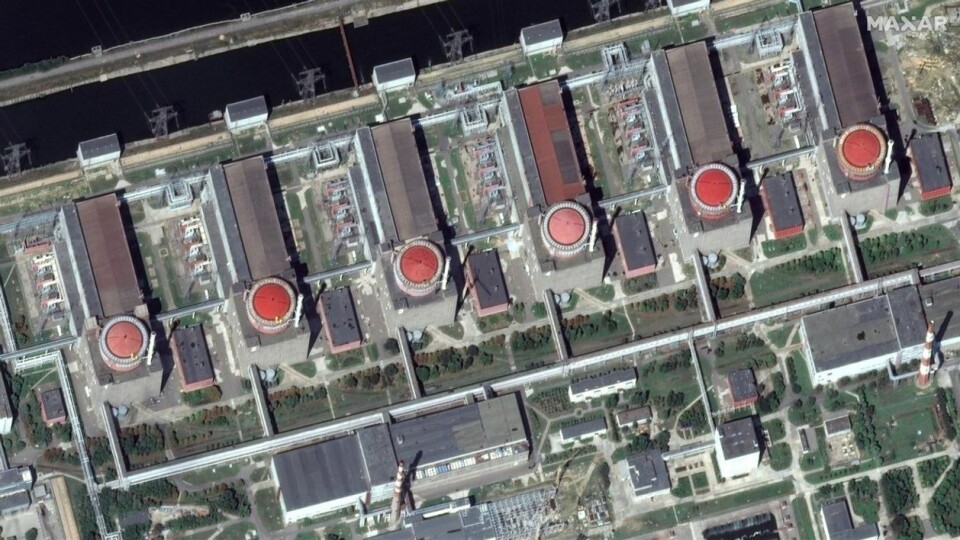 Det amerikanske satellittselskapet Maxar offentliggjorde 19. august et satellittbilde av atomkraftverket i Zaporizjzja. Det viser at det tilsynelatende ikke er noen tegn til alvorlige skader etter artilleriangrep. Satellittfoto: Maxar.