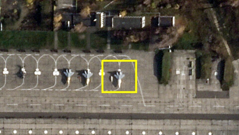 Ved et av MiG-31K-flyene som ble fotografert av en Planet Labs-satellitter søndag formiddag, ligger en hvit gjenstand som åpenbart er et kinzjal-missil. FOTO: Planet Labs / Faktisk Verifiserbar.
