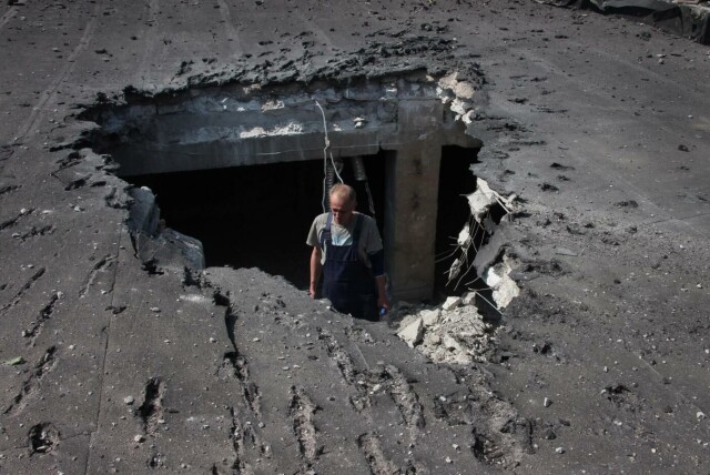 En mann undersøker skadene på taket på et sykehus i Donetsk dagen etter angrepet, som skjedde 13. juni. Bildet ble tatt under en tur organisert av det russiske forsvarsdepartementet. Foto: AP Photo. hovedbilde