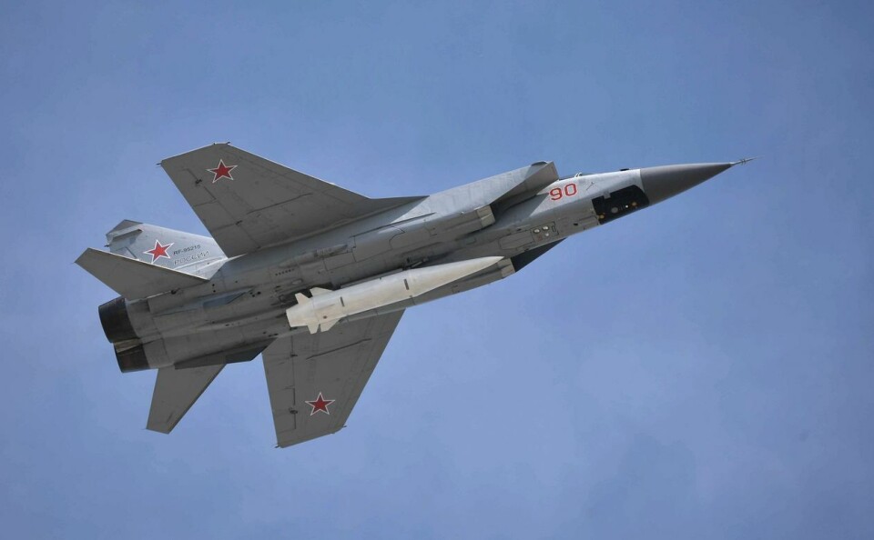 Et MiG-31K-fly med Kinzjal-missilet festet i buken. FOTO: