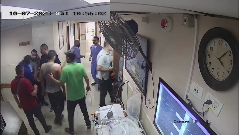 Ved å sammenligne denne videoen med en video fra Shifa-sykehuset tatt 11. november, kunne Faktisk Verifiserbar slå fast at den ene videoen viste den samme sykehuskorridoren. Foto: Skjermdump, video publisert av IDF 19.11.23