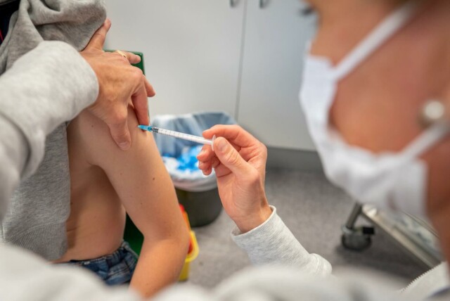 Over 262 000 norske barn mellom 5 og 17 år har tatt minst én dose koronavaksine. Legemiddelverket har ikke fått en eneste melding om at noen av dem har fått hjerneslag i forbindelse med vaksinering. Foto: Heiko Junge / NTB. hovedbilde