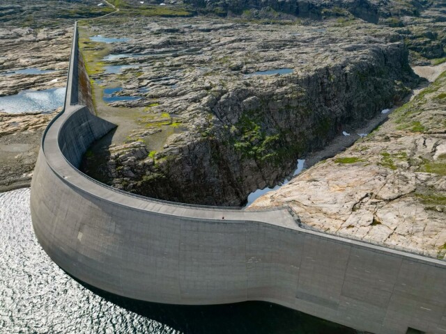 Blåsjø er det største kraftmagasinet i Norge, og ligger i Rogaland og Agder. Anlegget består av flere dammer. Bildet er tatt 7. august i år, og viser en demning i Førrevassdammen. Foto: Ørn E. Borgen / NTB. hovedbilde