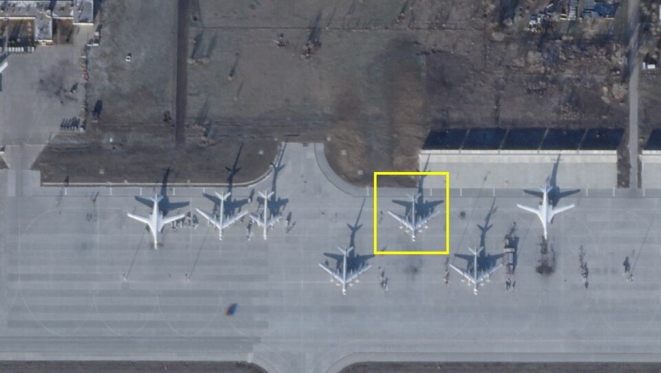 Flyet som er blitt skumlagt, sto i nøyaktig samme posisjon på dette satellittbildet fra søndag morgen. FOTO: PLANET LABS / FAKTISK VERIFISERBAR.