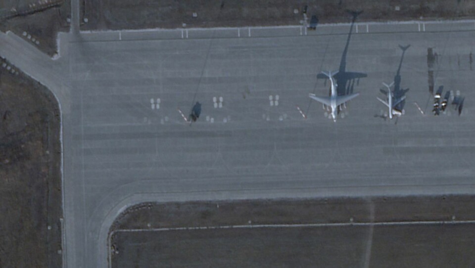 Flyet til høyre i bildet er et TU-134, som det russiske luftforsvaret bruker som VIP-fly.