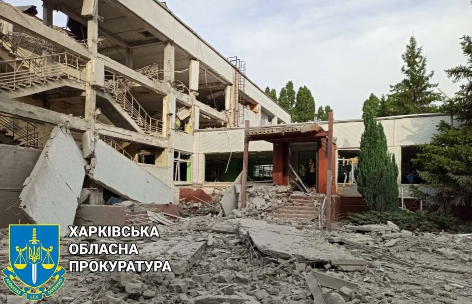 Faktisk Verifiserbar har verifisert dette bildet av en skole i Kharkiv, som ble rasert etter et russisk rakettangrep 10. juli. Bildet er publisert av regionale myndigheter i Kharkiv.