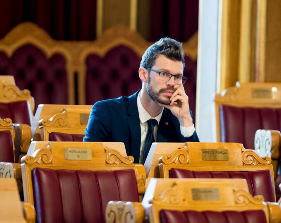 Det er ofte glissent i stortingssalen både under debatter og voteringer. Bjørnar Moxnes (Rødt) var imidlertid til stede og stemte mot da Norges tilslutning til ACER ble behandlet. Foto: Terje Pedersen / NTB.