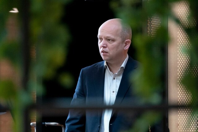 Finansminister Trygve Slagsvold Vedum (Sp) sammenligner dagens avgifter på strøm og drivstoff med Solberg-regjeringens siste forslag til statsbudsjett. Det ble aldri vedtatt og støttet av Frp. Foto: Torstein Bøe / NTB. hovedbilde