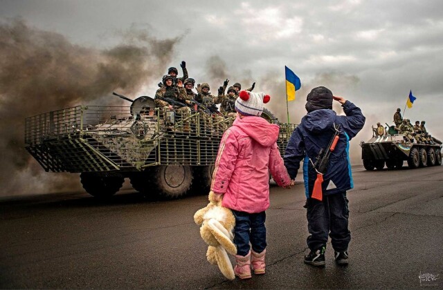Mange har delt dette bildet i forbindelse med krigen i Ukraina. Bildet er flere år gammelt, og fremstår som reklame for det ukrainske forsvaret. Foto: Dmitry Muravsky. hovedbilde