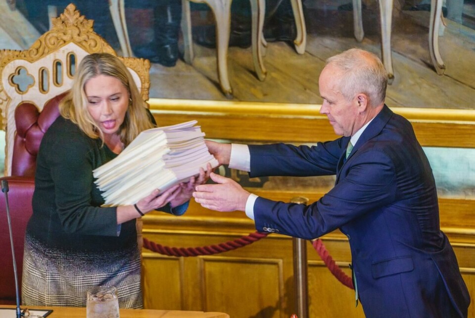 Solberg-regjeringen visste at den skulle gå av da finansminister Jan Tore Sanner (H) la fram forslag til statsbudsjett 12. oktober 2021. Her overleverer han budsjettdokumentene til daværende stortingspresident Eva Kristin Hansen (Ap). Foto: Stian Lysberg Solum / NTB.