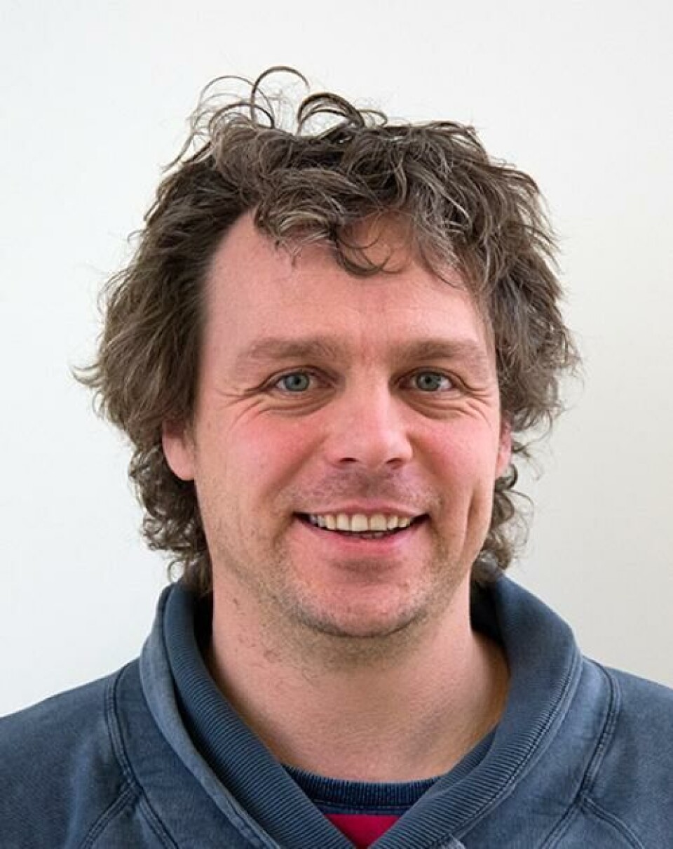 Henrik Grythe, forsker ved NILU, sier at en bil med piggdekk produserer 20 ganger så mye veistøv som en bil med piggfrie dekk. Foto: NILU