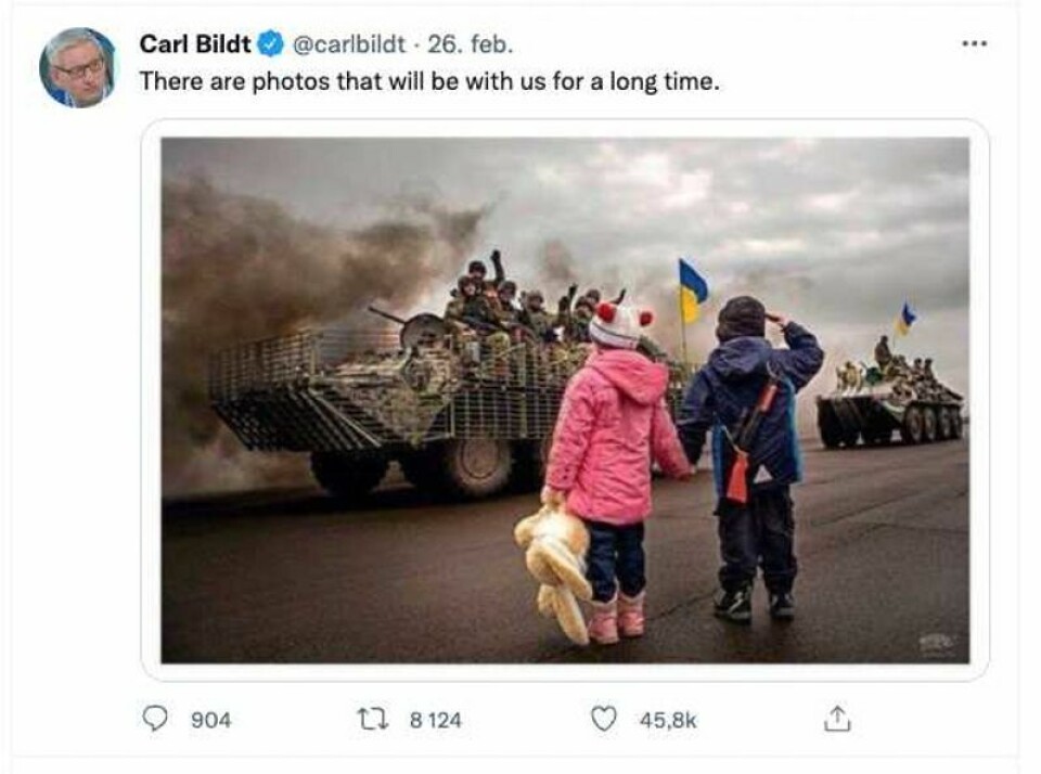 Tidligere statsminister og utenriksminister i Sverige, Carl Bildt, er blant dem som har delt bildet i den tro at det er tatt i Ukraina nå. Skjermdump: Twitter.