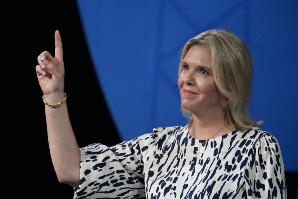 Listhaug rakk opp hånda, men programleder Fredrik Solvang styrte debatten videre. Foto: Ole Berg-Rusten / NTB.